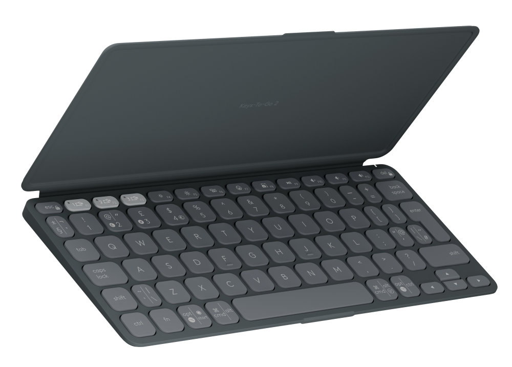 Etui na klawiaturę w kolorze ciemnoszarym, otwarte. Posiada układ klawiatury z klawiszami i osłoną.