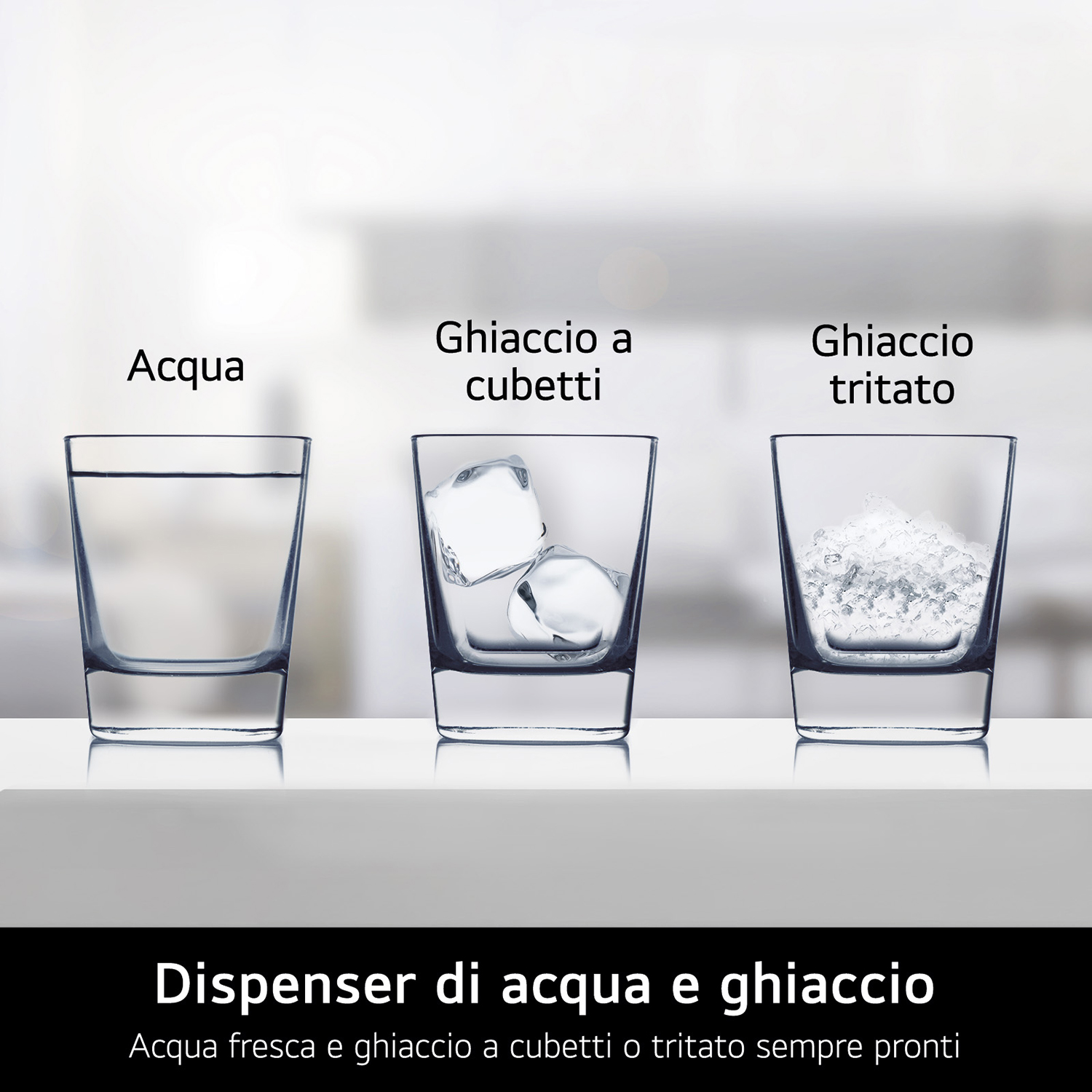 Tre bicchieri: acqua, cubetti di ghiaccio e ghiaccio tritato. Etichette in italiano.