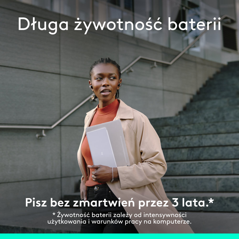 Kobieta z laptopem idzie po schodach, tekst: Długa żywotność baterii.