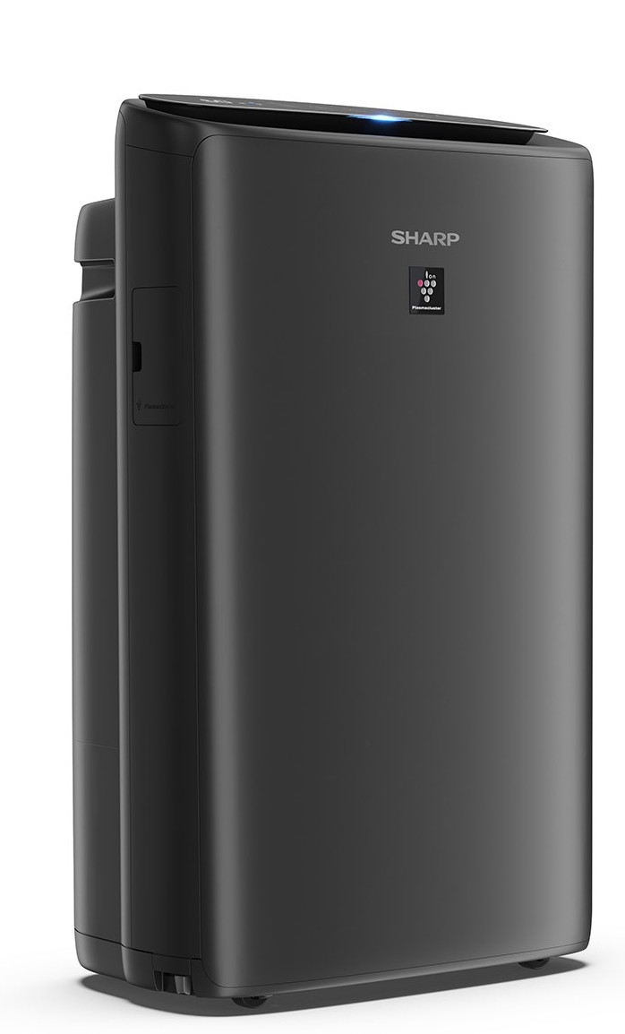Czarny oczyszczacz powietrza. Marka SHARP z przodu. Urządzenie na białym tle.