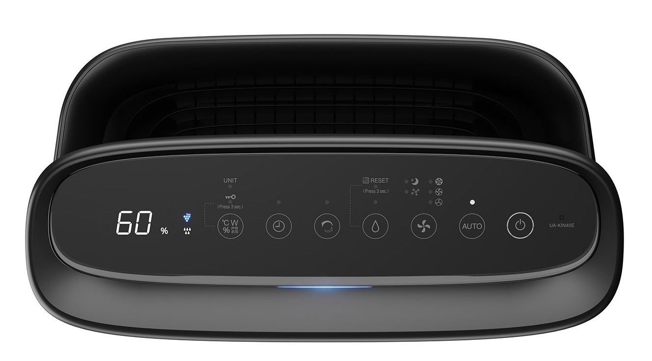 Czarny panel sterowania oczyszczacza powietrza. Wyświetla odczyt cyfrowy i przyciski.