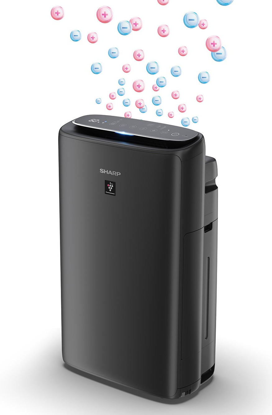 Czarny oczyszczacz powietrza Sharp z unoszącymi się różowymi i niebieskimi cząsteczkami, białe tło.