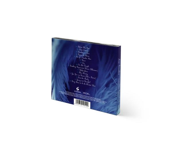 CD-Hülle mit blauem Cover und weißem Hintergrund. Text befindet sich auf der Rückseite.