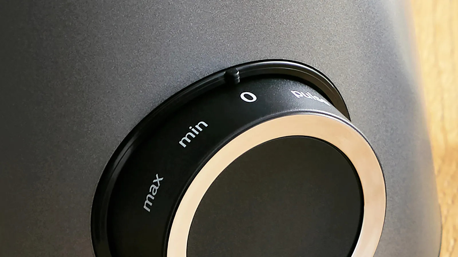 Zbliżenie pokrętła na blenderze z oznaczeniami 'max', 'min' i '0'.