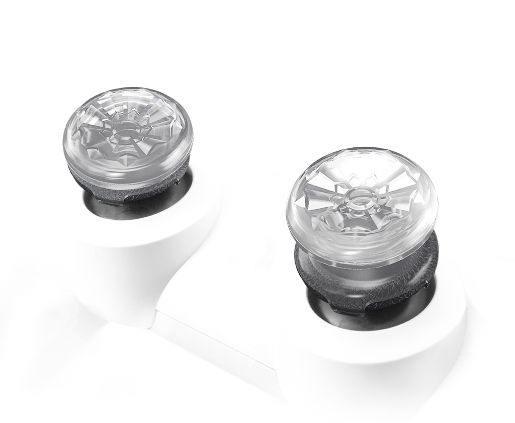 Nahaufnahme der Joysticks eines Controllers. Klare, abgerundete Oberteile mit weißem Körper.
