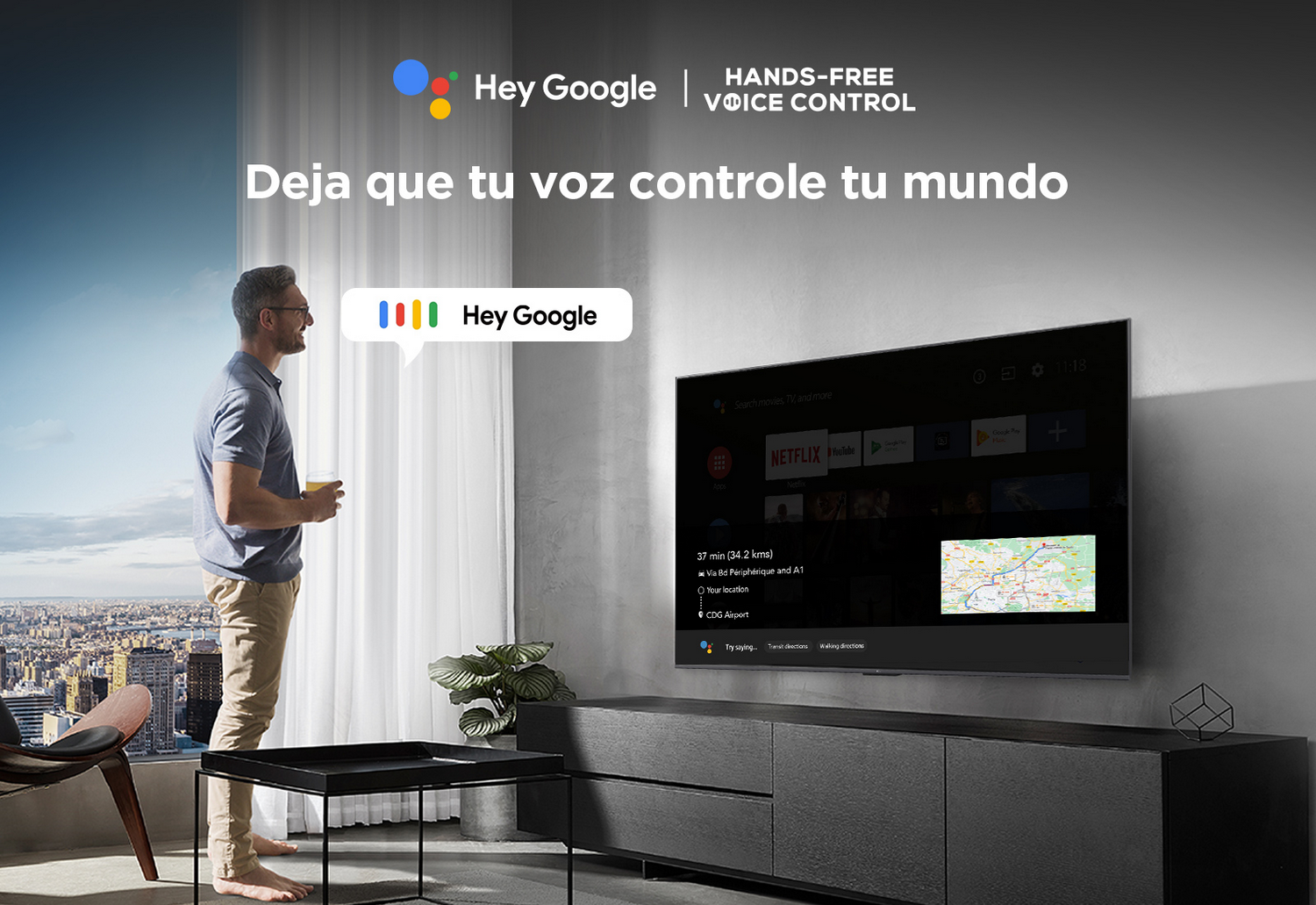 Un hombre interactuando con una pantalla de TV grande, mostrando 'Hey Google'. Configuración del hogar inteligente.