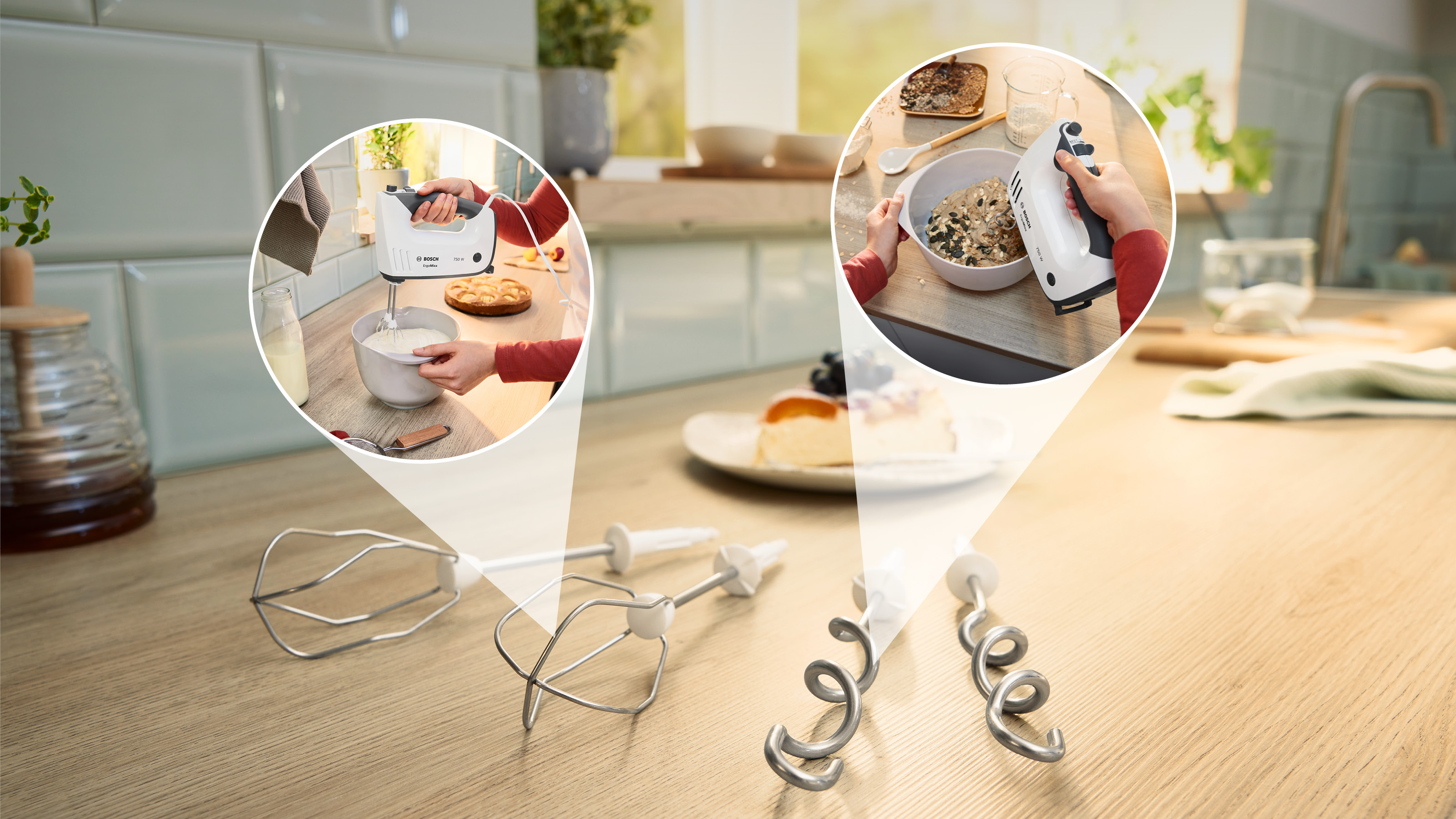 Ein Bild einer Küchenszene mit einem Handmixer in Aktion und Mixaufsätzen auf einer Theke.