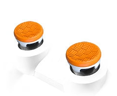 Zwei orangefarbene und weiße Controller-Stick-Aufsätze. Sie haben eine strukturierte Oberfläche.