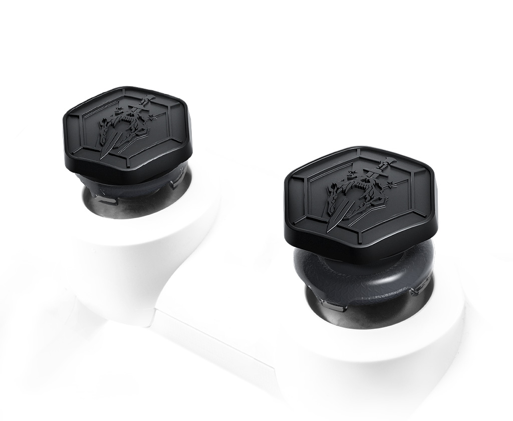 Zwei schwarze Joystick-Daumensticks mit Design oben, auf weißer Oberfläche.