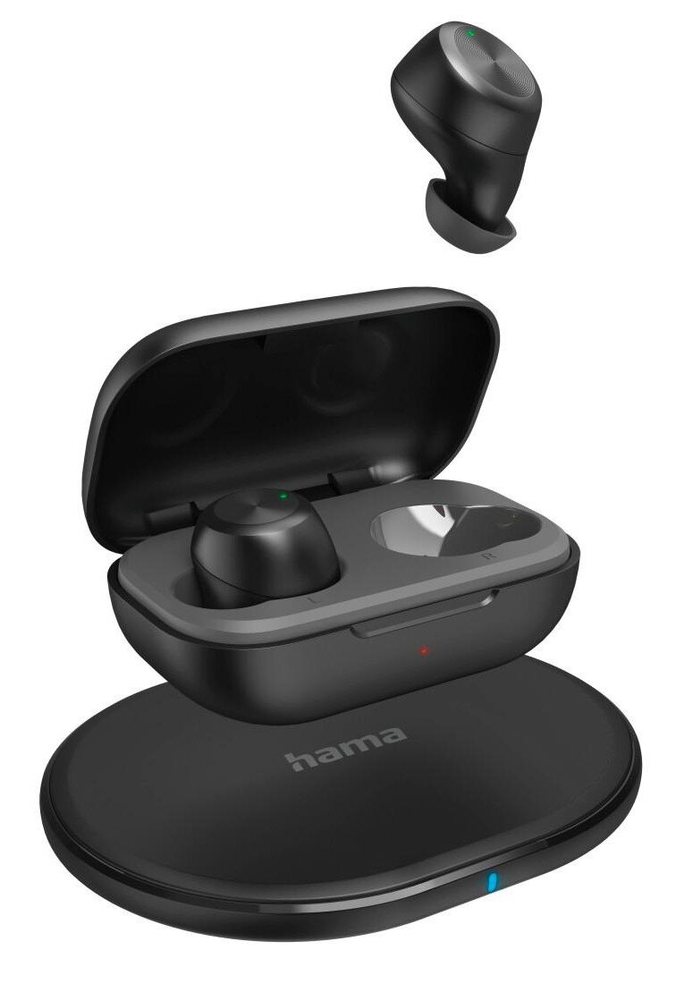 Czarne bezprzewodowe słuchawki, etui ładujące i podkładka ładująca. Słuchawki w etui, jedna na zewnątrz. Wszystko czarne.