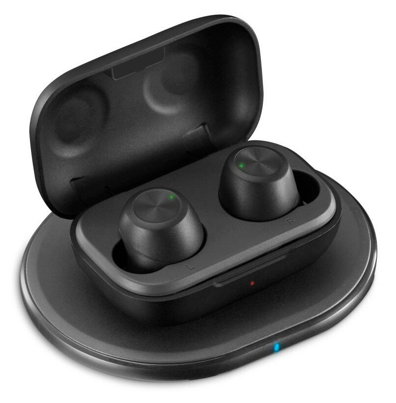 Czarne bezprzewodowe słuchawki douszne w etui ładującym, na podkładce ładującej. Etui otwarte.