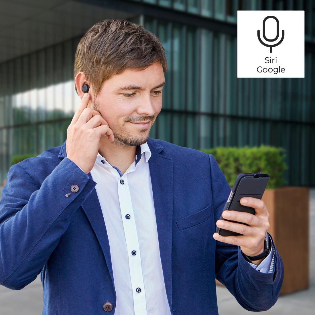 Mężczyzna używający słuchawek i telefonu, wchodzący w interakcję z Siri lub Asystentem Google; tło zewnętrzne.