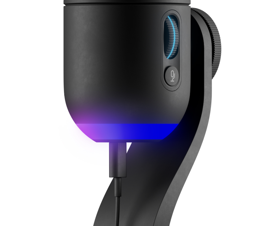 Czarny mikrofon z świecącym niebieskim światłem na dole.