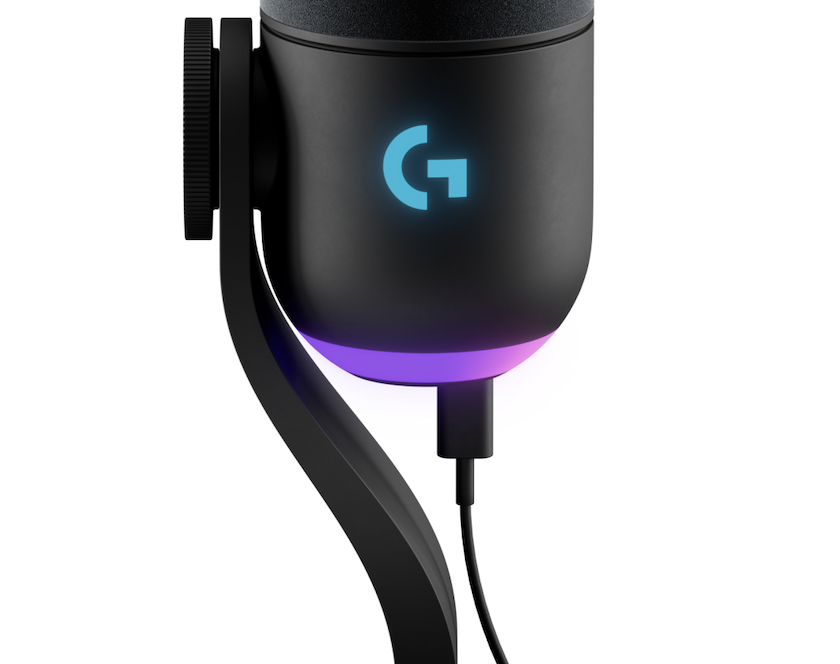 Zbliżenie czarnego mikrofonu ze świecącym niebieskim logo 'G'. Posiada czarny stojak i kabel. Podstawa świeci na fioletowo.