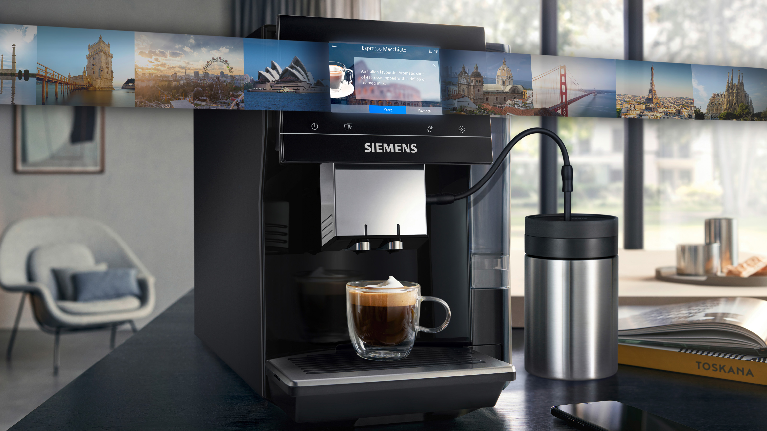 Eine schwarze Kaffeemaschine, die eine Tasse Kaffee anzeigt, mit Bildern von Wahrzeichen.