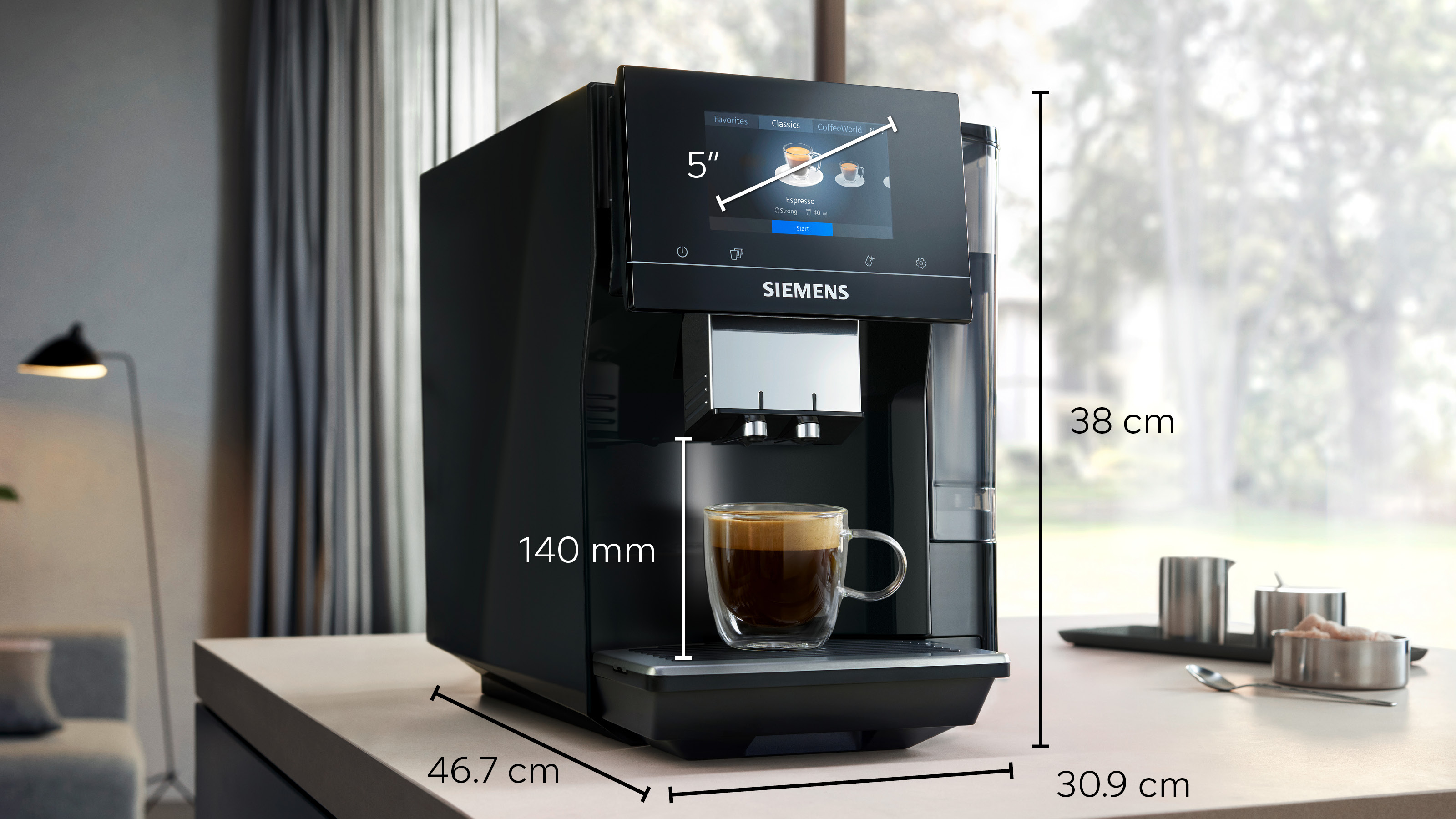 Schwarze Kaffeemaschine mit einer Tasse Kaffee auf einer Theke, Abmessungen werden angezeigt.