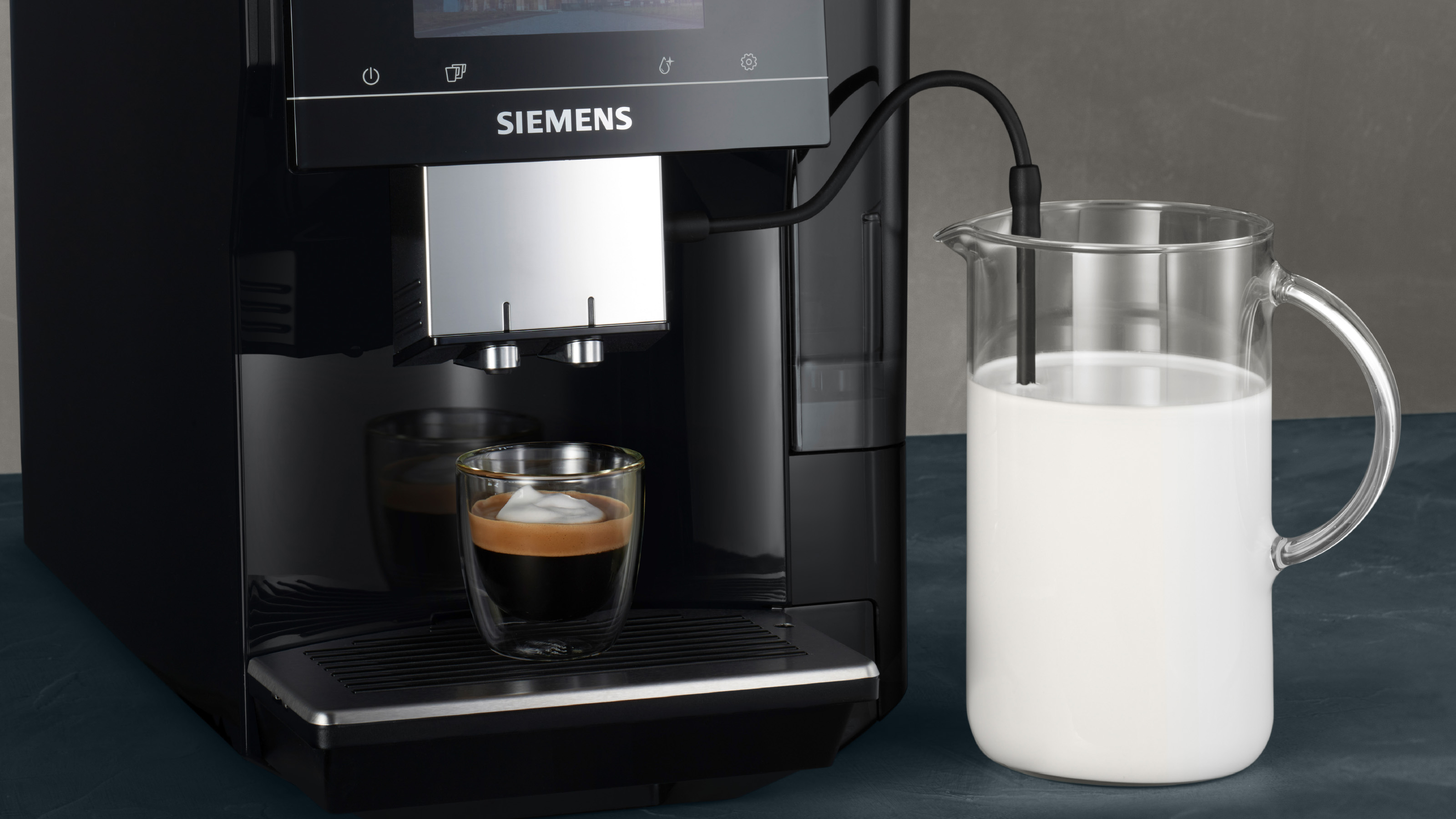 Eine schwarze Kaffeemaschine mit einem Glasbehälter und einer Kaffeetasse.