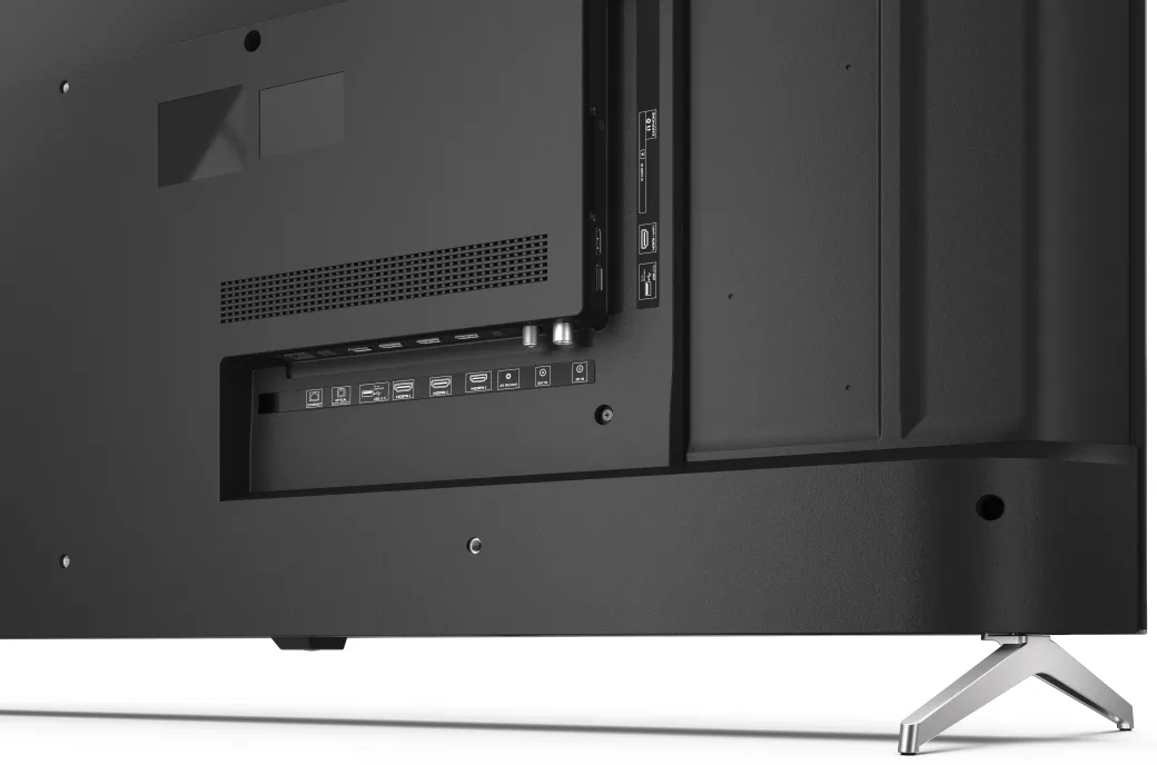 Tył telewizora z różnymi portami i połączeniami, w tym HDMI.
