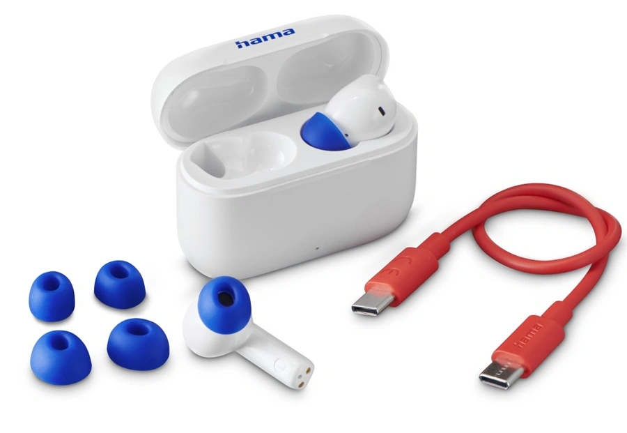 Białe słuchawki z niebieskimi końcówkami, etui ładujące i czerwony kabel.