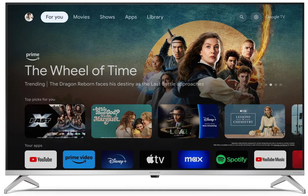 Telewizor wyświetlający interfejs Google TV z różnymi aplikacjami i rekomendacjami programów.