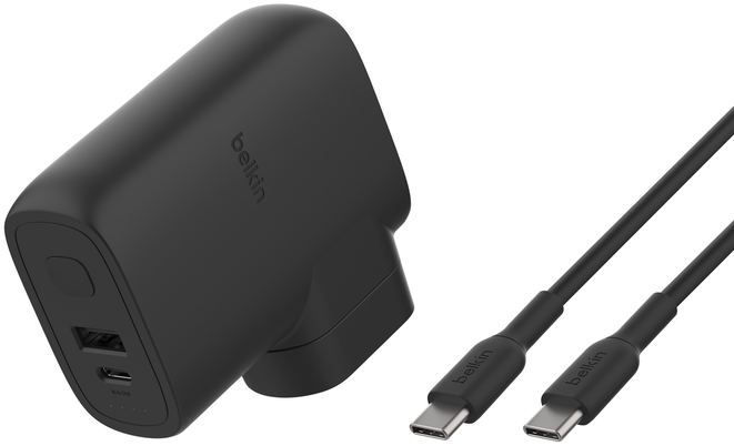 Fekete töltő két USB porttal és USB-C csatlakozókkal.