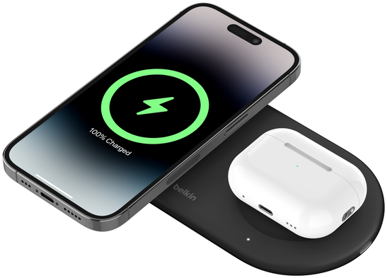 Fehér vezeték nélküli töltőpad telefonnal és fülhallgatókkal töltés közben. A telefon 100%-os töltést mutat.