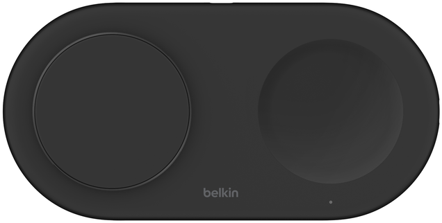 Fekete vezeték nélküli töltőpad két töltési területtel. A Belkin logója látható.