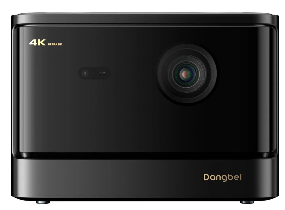 Czarny projektor Dangbei z etykietą 4K Ultra HD i obiektywem, na białym tle.
