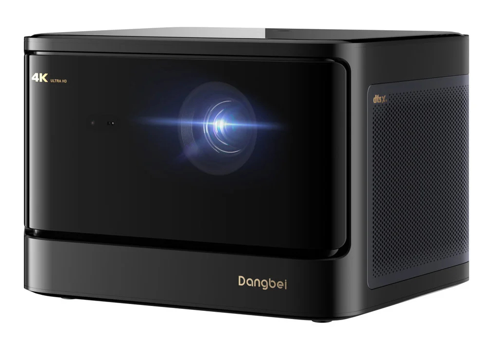 Czarny projektor Dangbei. Z przodu widać obiektyw i logo 4K Ultra HD. Widoczne jest logo dtsX.