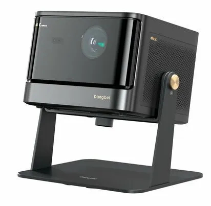 Czarny projektor Dongbei na stojaku. Ma obiektyw i głośnik. Stojak ma kwadratową podstawę.