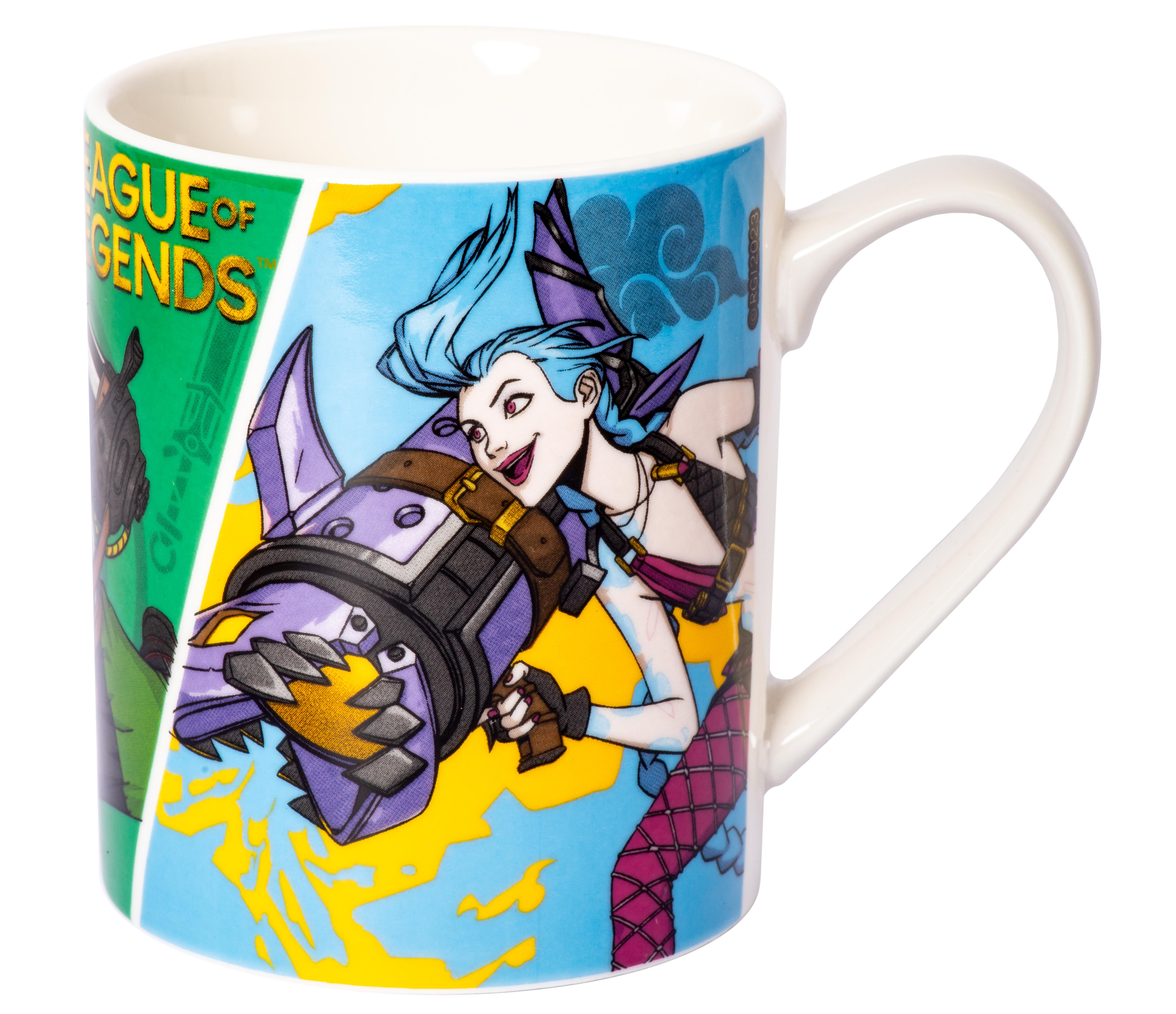 League of Legends Tasse mit einer Jinx-Illustration. Die Tasse ist weiß mit farbenfrohen Kunstwerken.