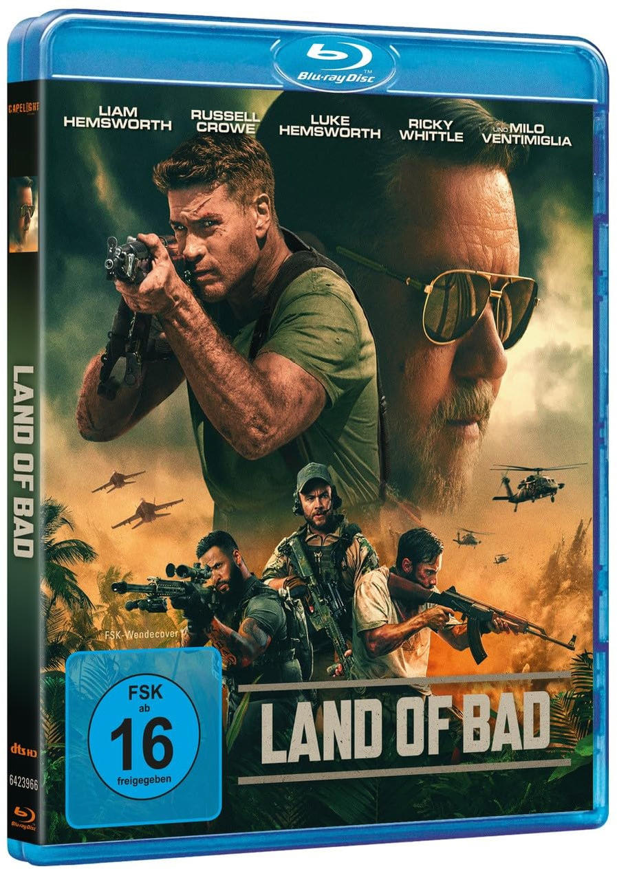 Filmposter für 'Land of Bad' mit Schauspielern, die Waffen halten.