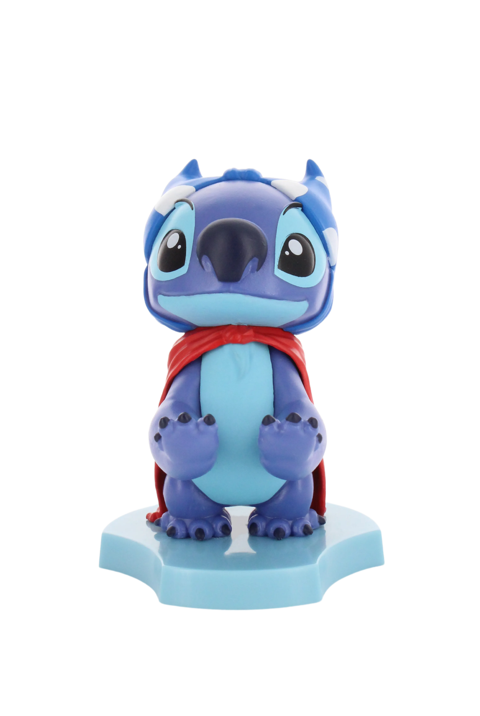 Eine Stitch-Figur mit Umhang. Sie steht auf einem blauen Sockel. Der Hintergrund ist schwarz.