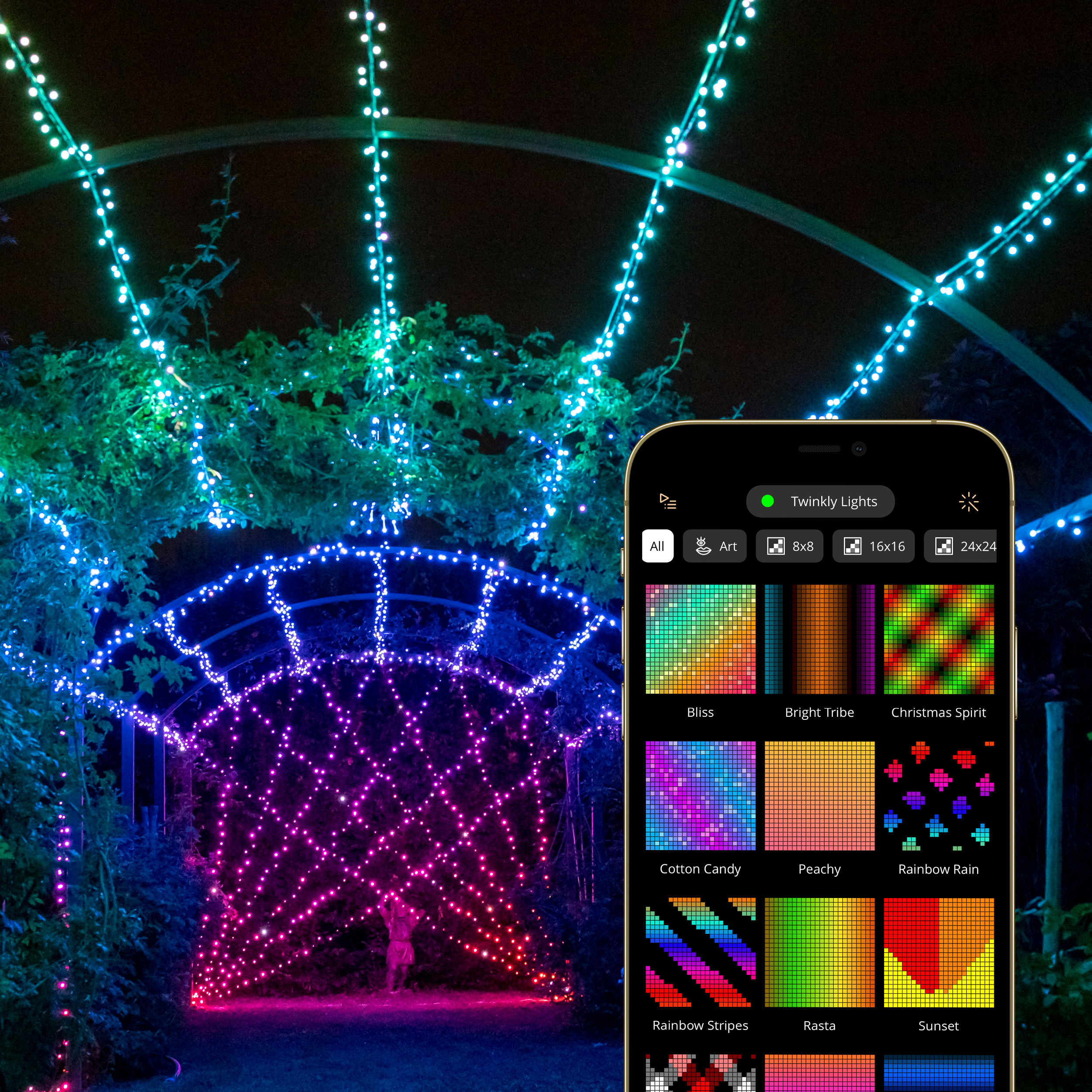 Smartphone zeigt Lichtmuster eines mit Lichterketten beleuchteten Torbogens.