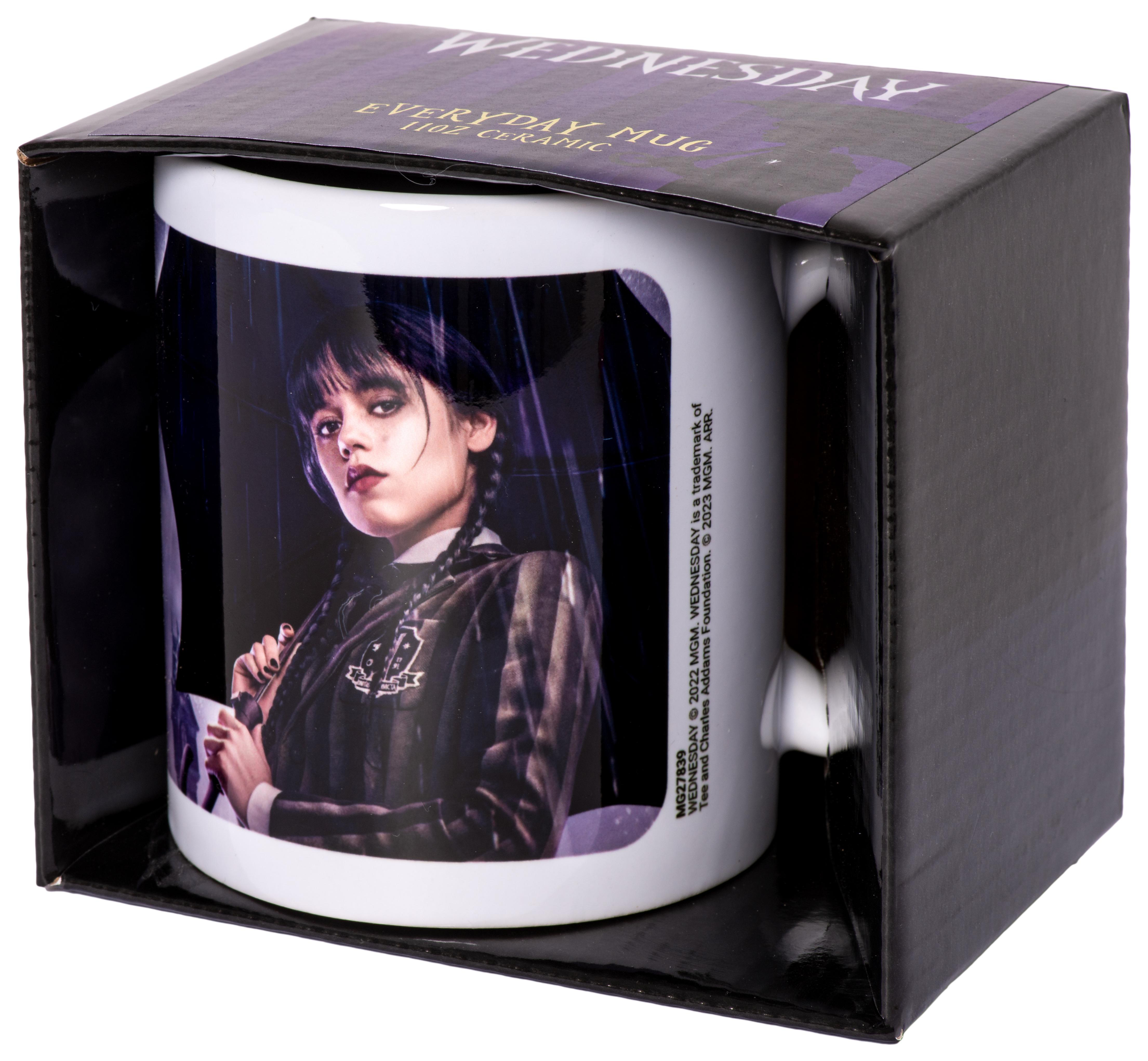 Wednesday-Tasse in einer Box. Die Tasse zeigt Wednesday Addams.