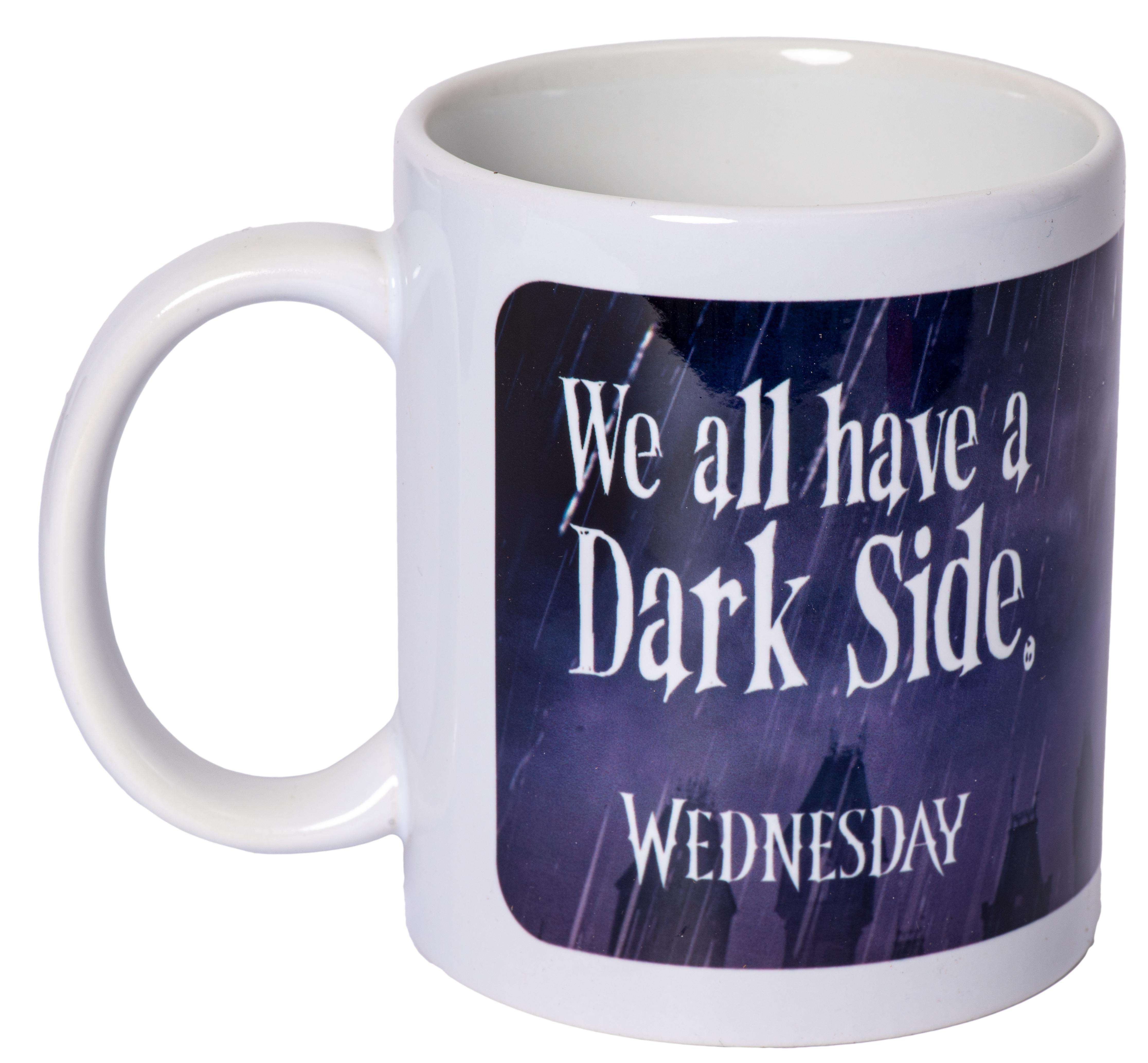 Weißer Becher mit Text: "We all have a Dark Side. Wednesday." Blauer Hintergrund.