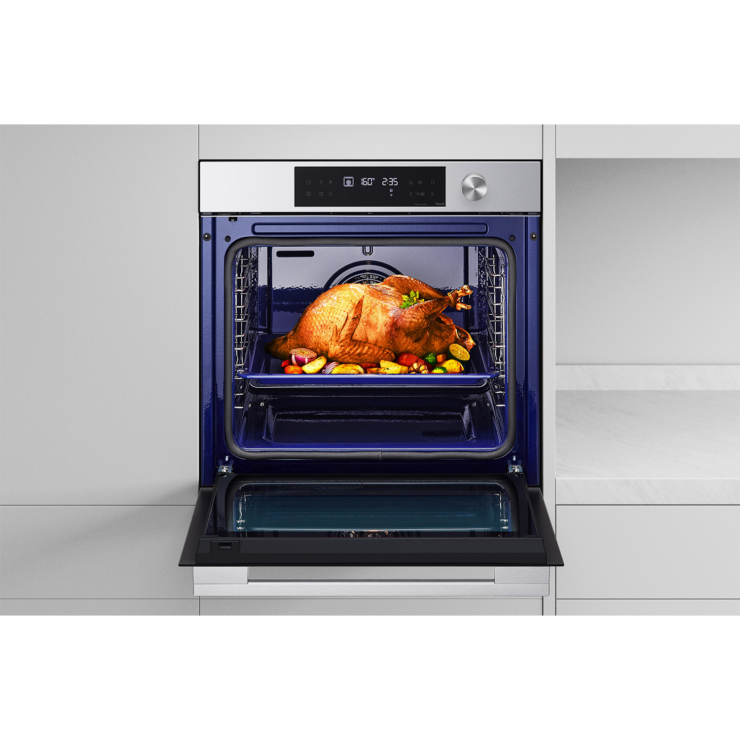 Interno del forno con tacchino arrosto sulla griglia. Porta aperta, display visibile.