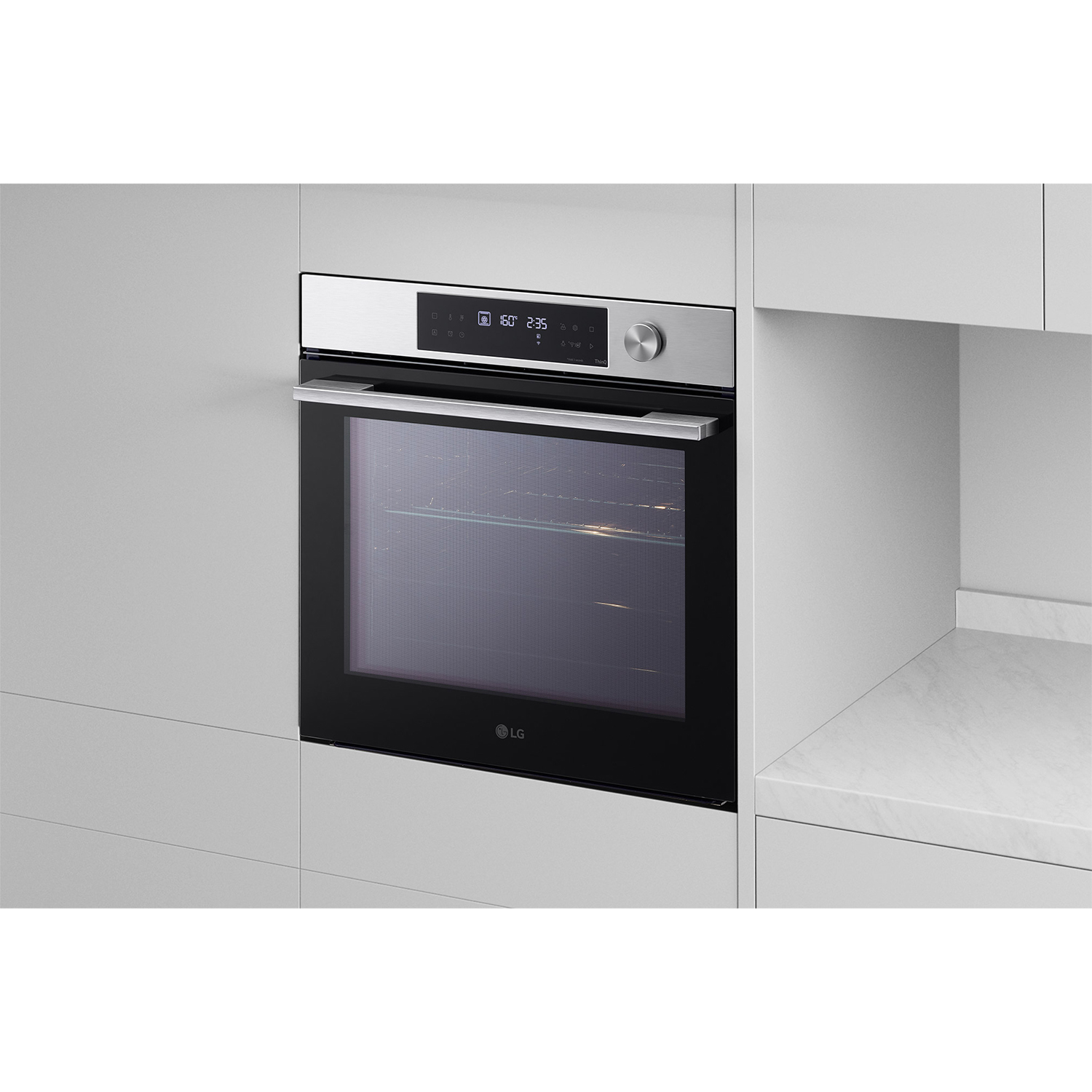 Un forno LG integrato in un mobile da cucina bianco, con porta in vetro nero e display digitale.