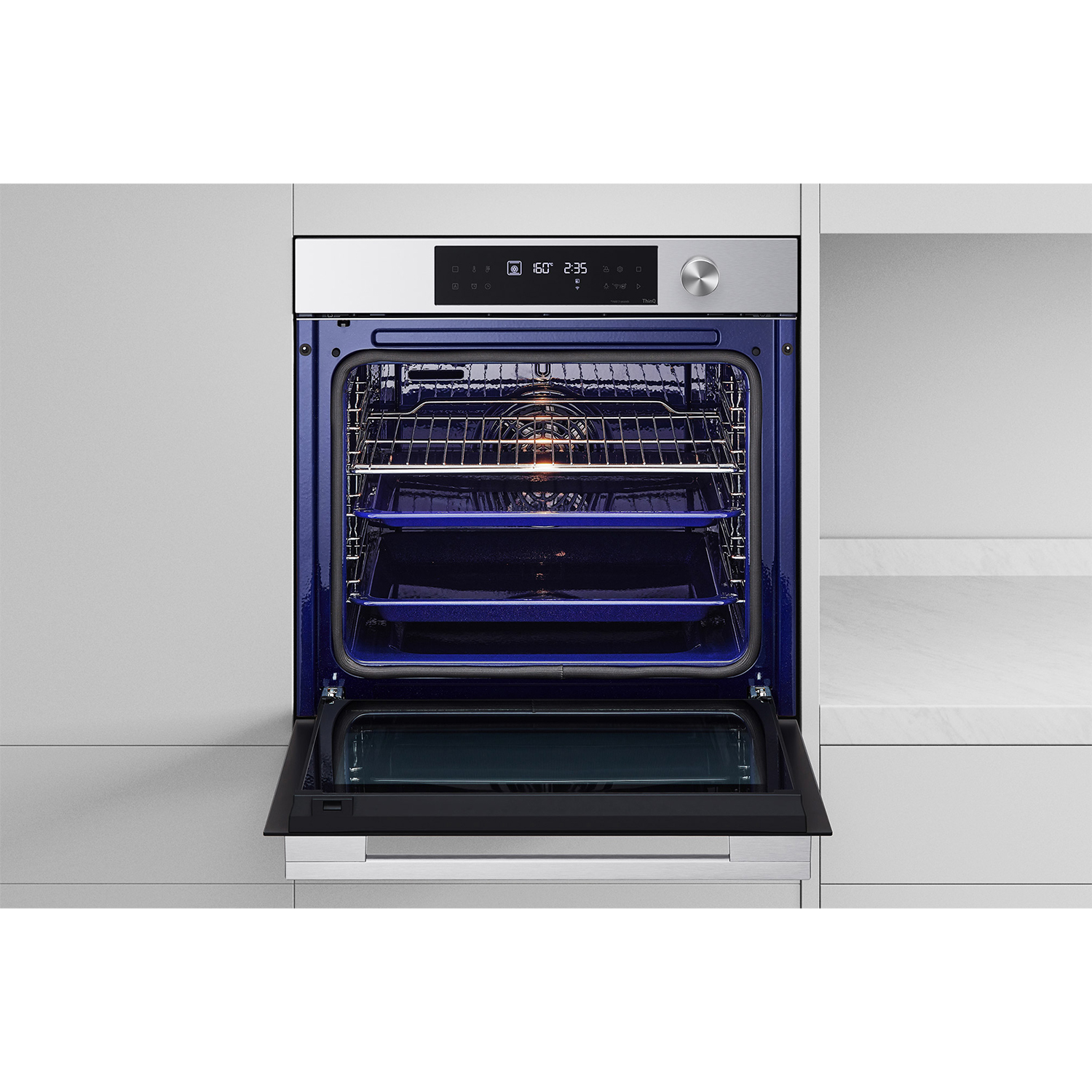 Un forno aperto con interni blu. Il forno mostra la temperatura e l'ora.