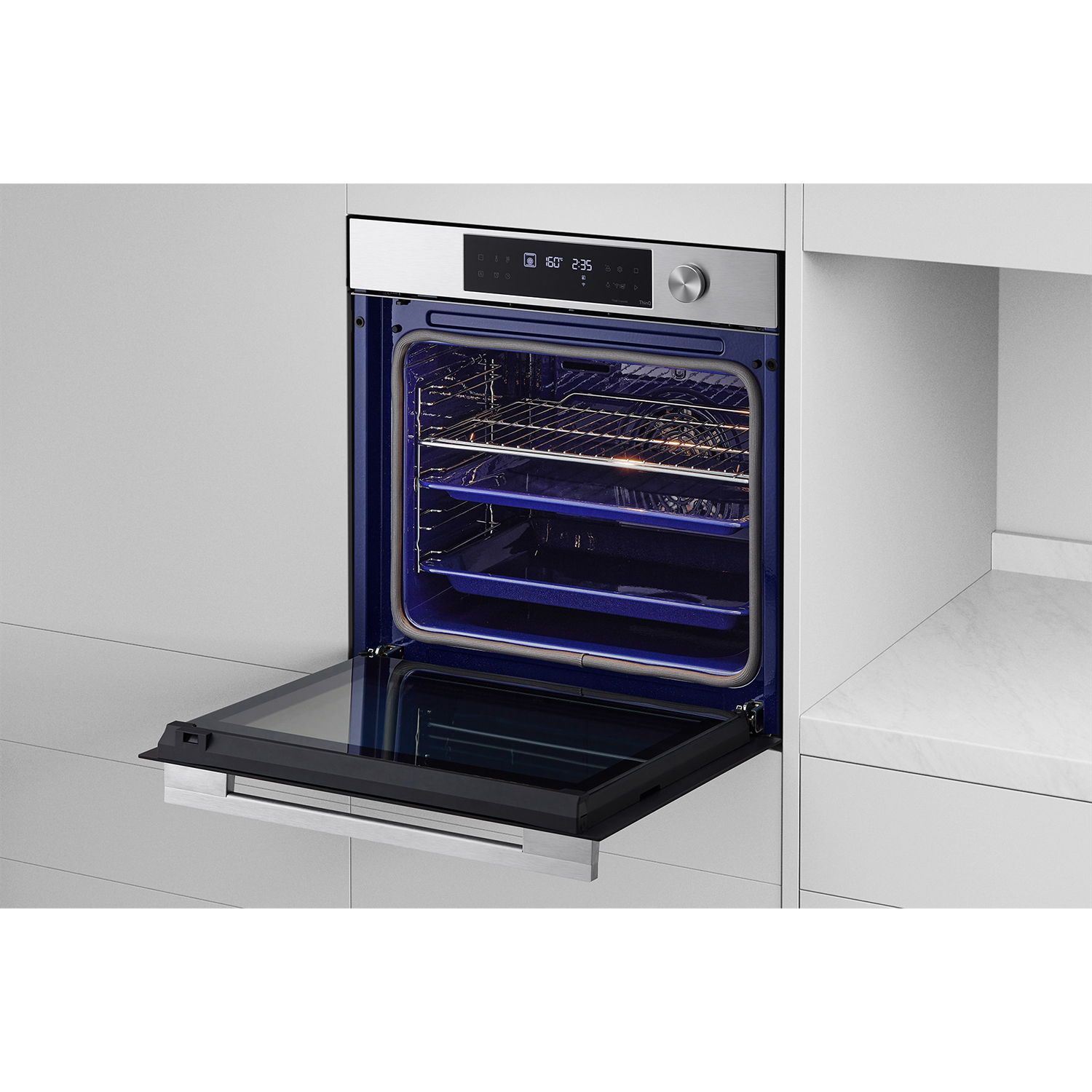 Un forno aperto con la porta abbassata. L'interno è blu con ripiani. Il pannello di controllo è illuminato.