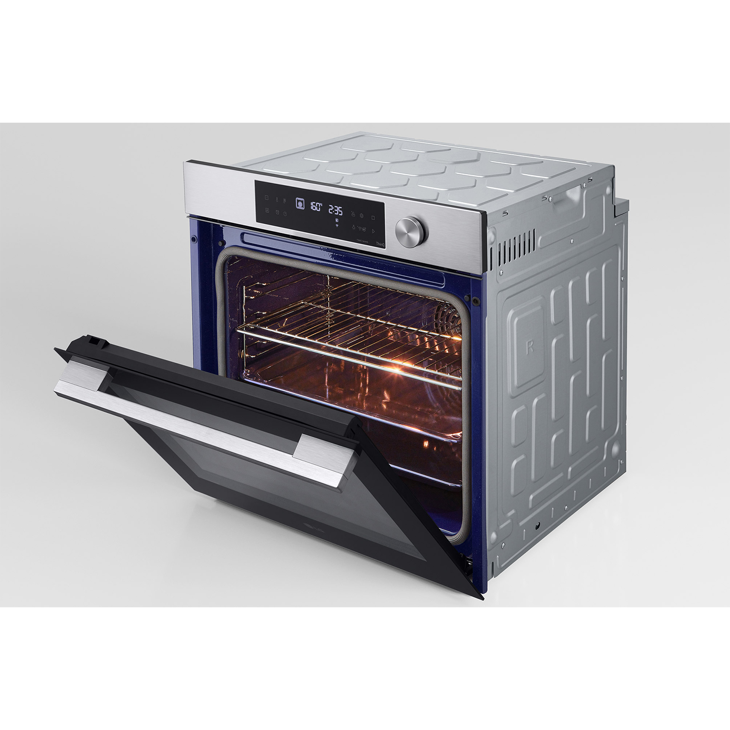 Un forno aperto con interno blu e un display digitale che mostra la temperatura e l'ora.