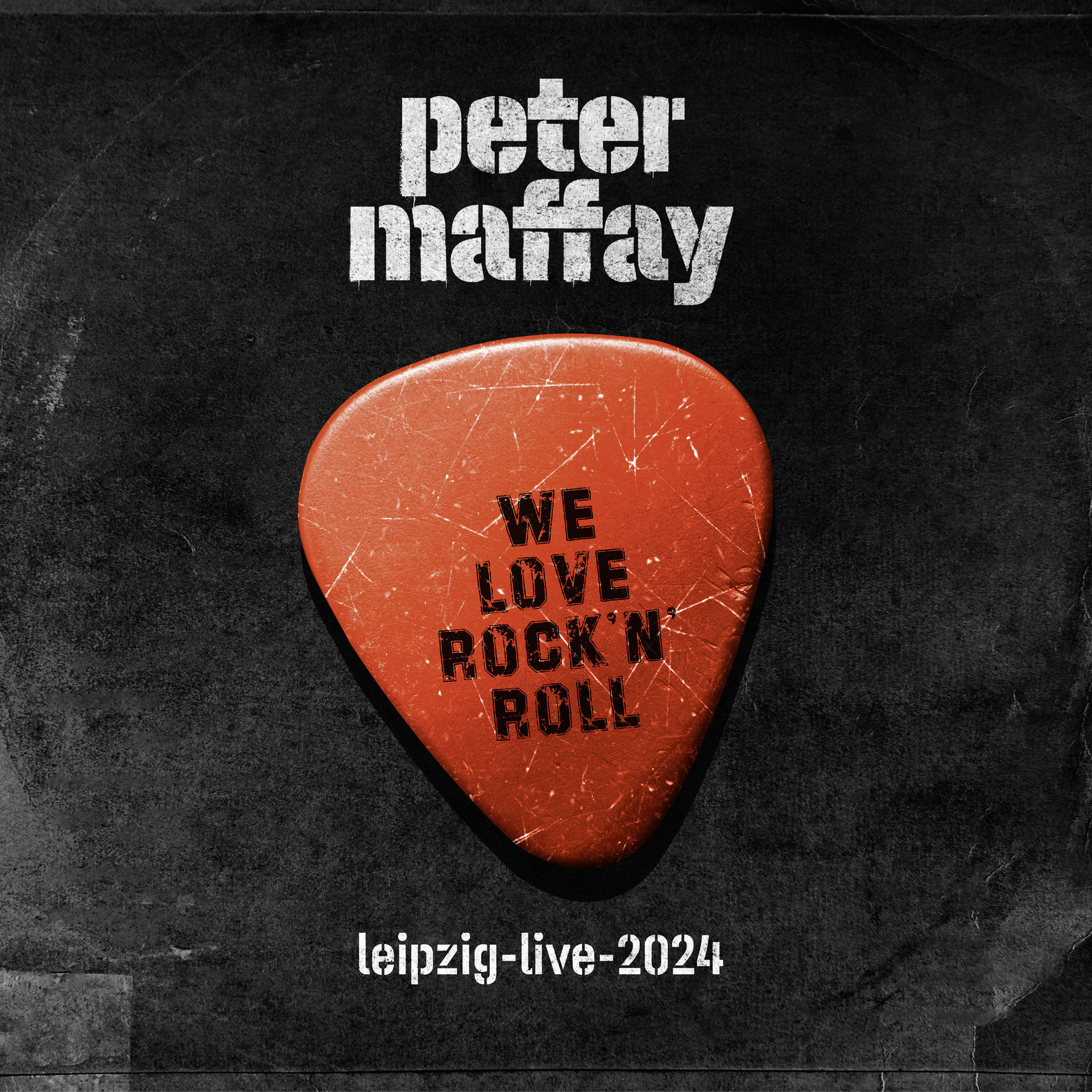 Roter Plektrum mit Text "WE LOVE ROCK'N ROLL". Peter Maffay und Leipzig-live-2024 sind geschrieben.