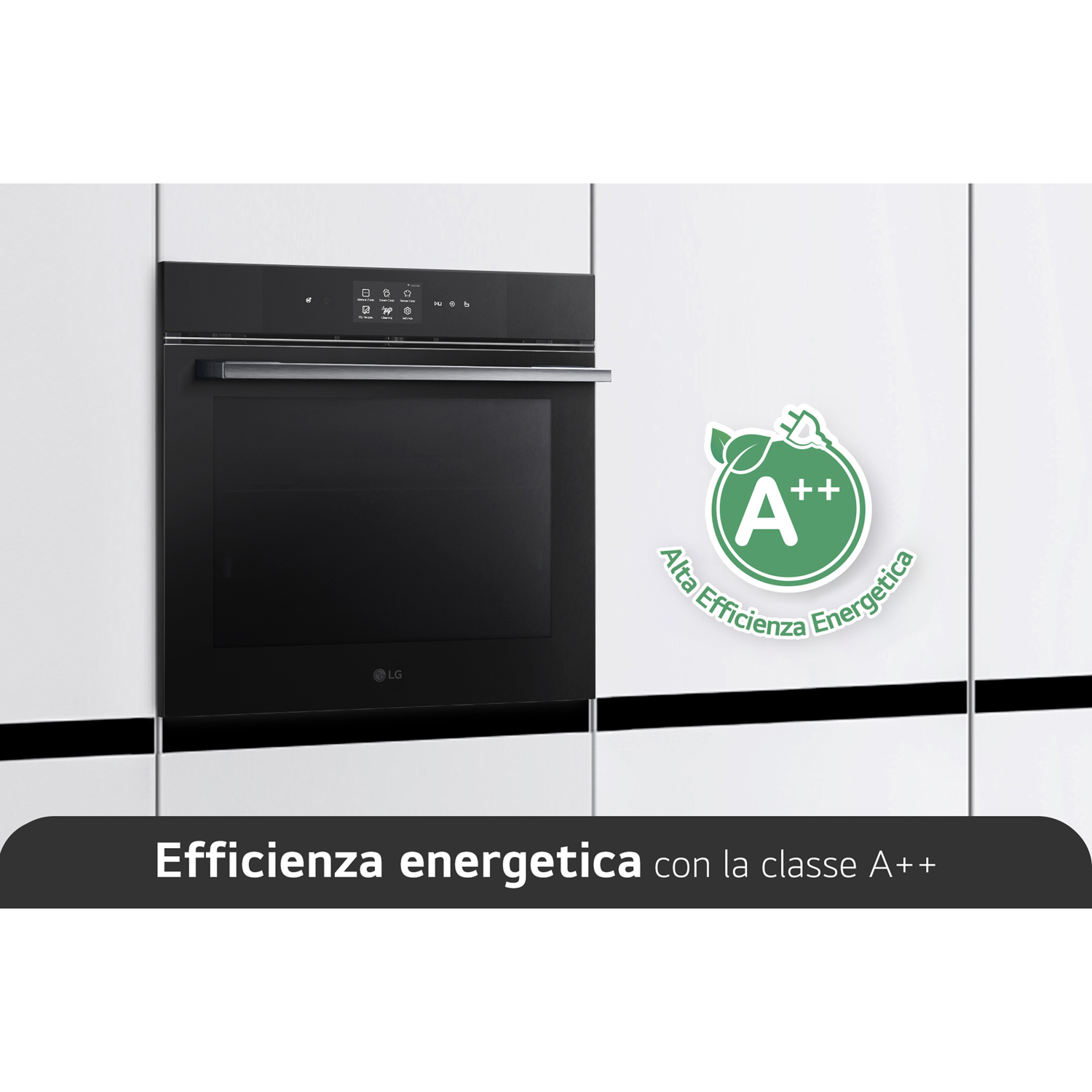 Forno nero in cucina bianca. Etichetta A++ efficienza energetica a destra.