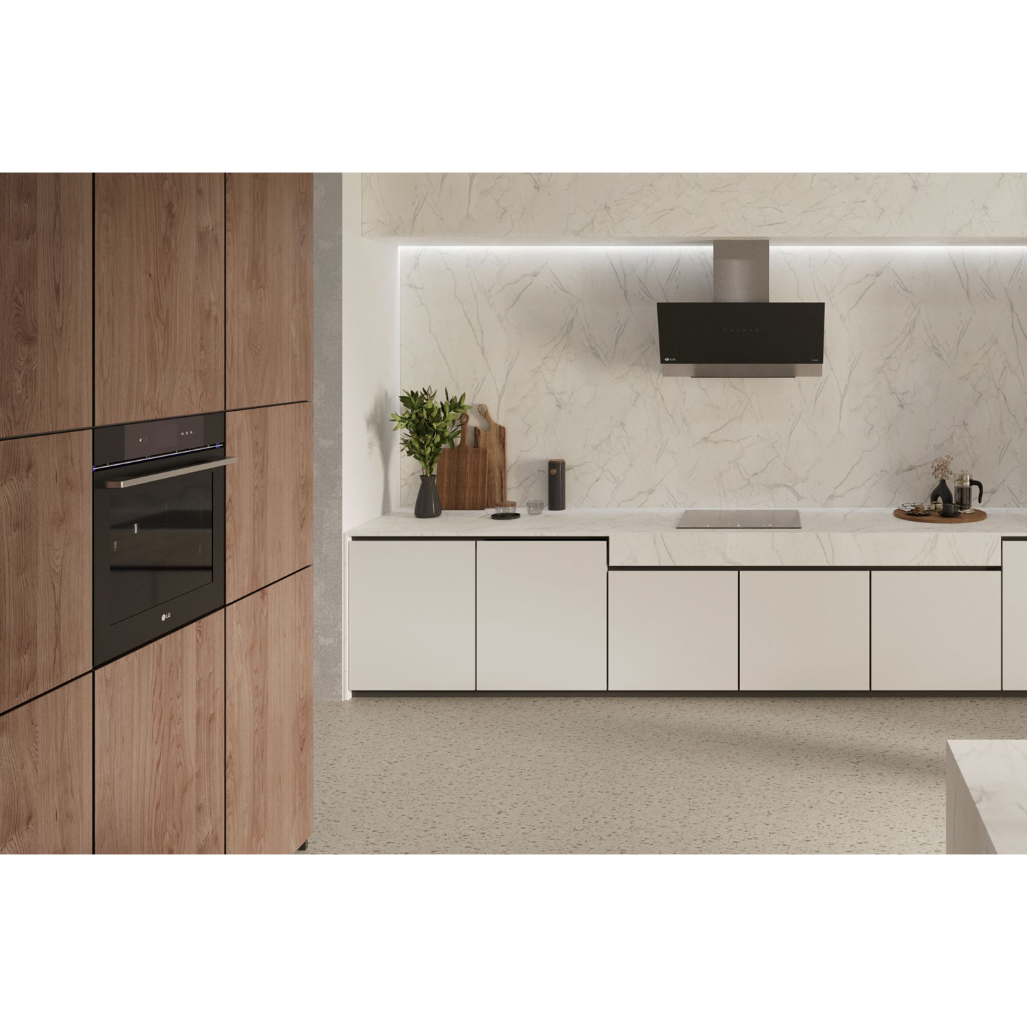 Una cucina moderna con mobili in legno, alzatina in marmo e cappa nera.