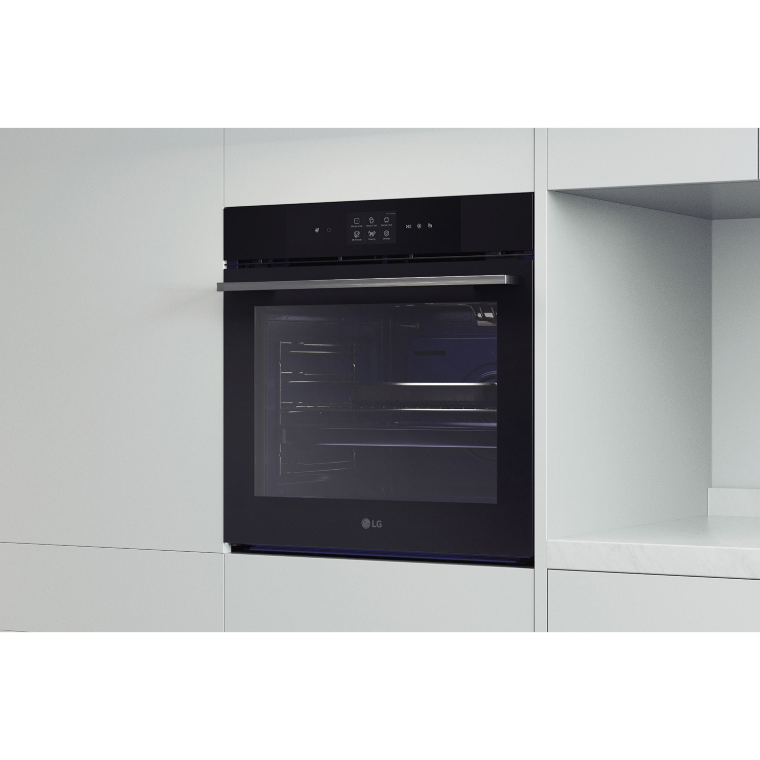Forno LG nero ad incasso con porta a vetro e comandi touch. È in un mobile da cucina bianco.