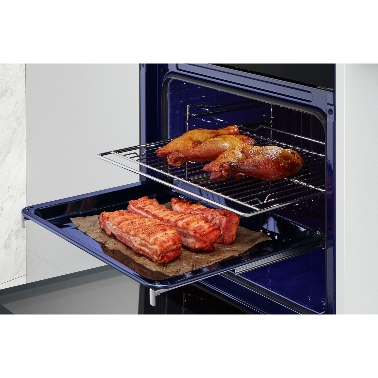 Interno del forno con pollo e costine cotti su griglie, interno blu.