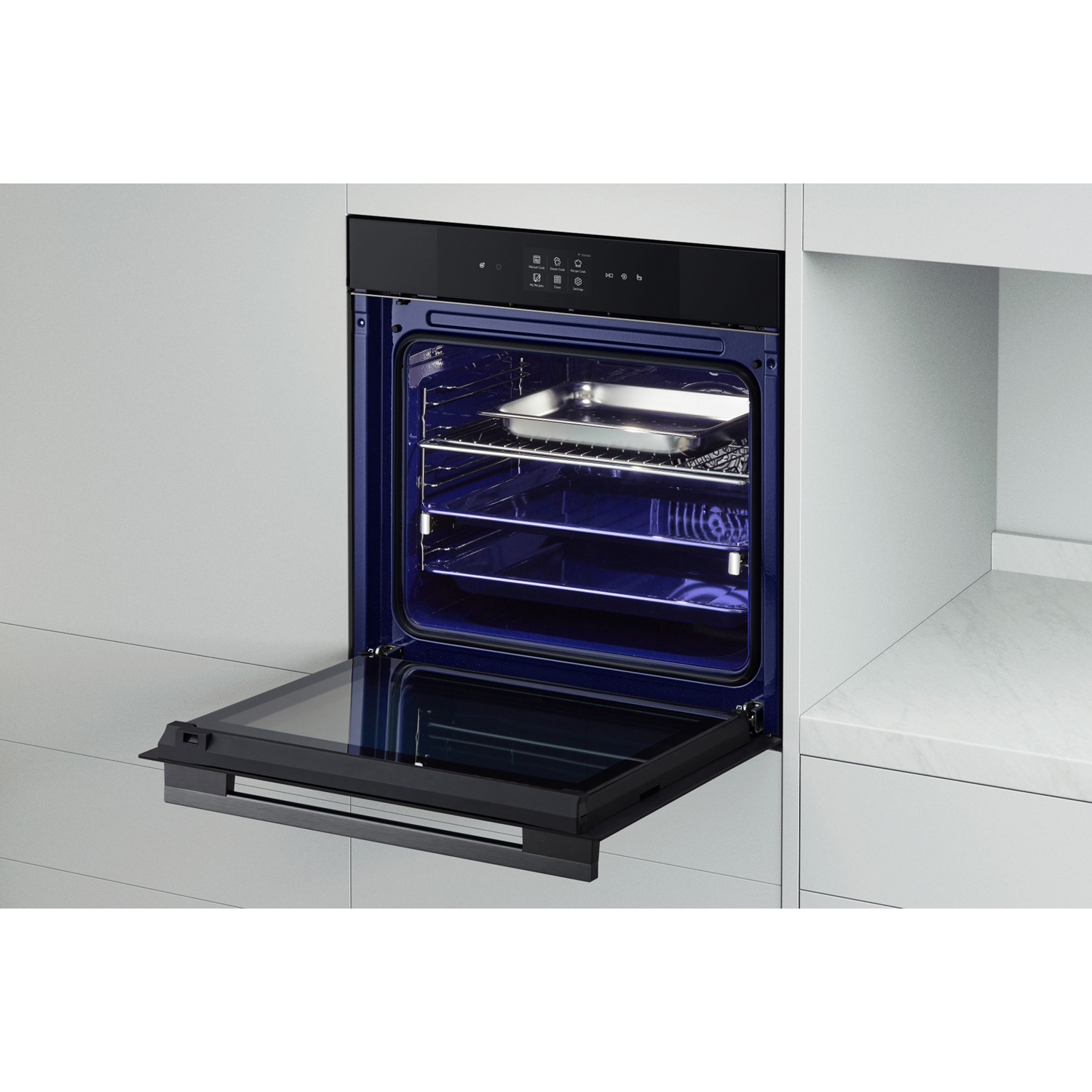 Un forno con la porta aperta. All'interno ci sono ripiani e una teglia. L'interno è blu.
