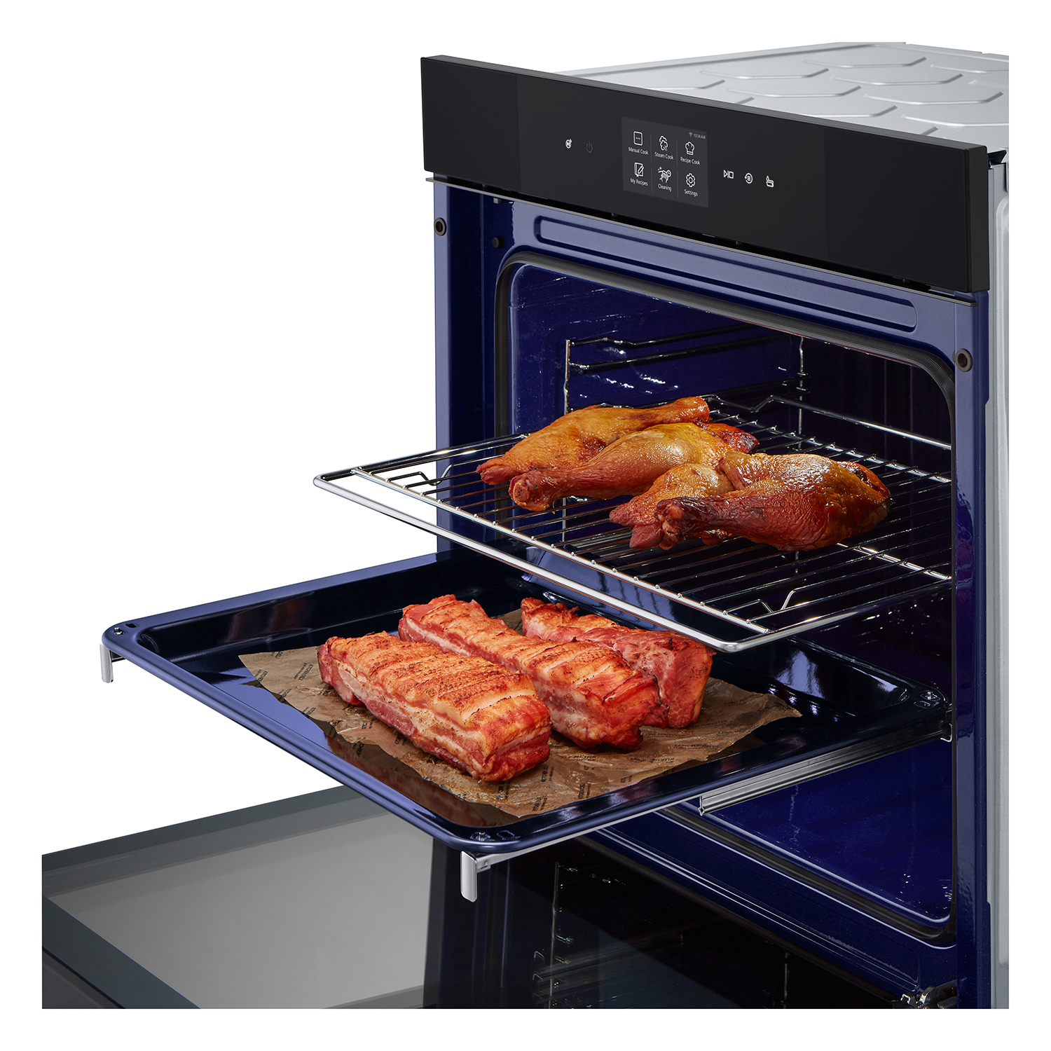 Forno con pollo e costine cotti sulle griglie. Lo sportello del forno è aperto.