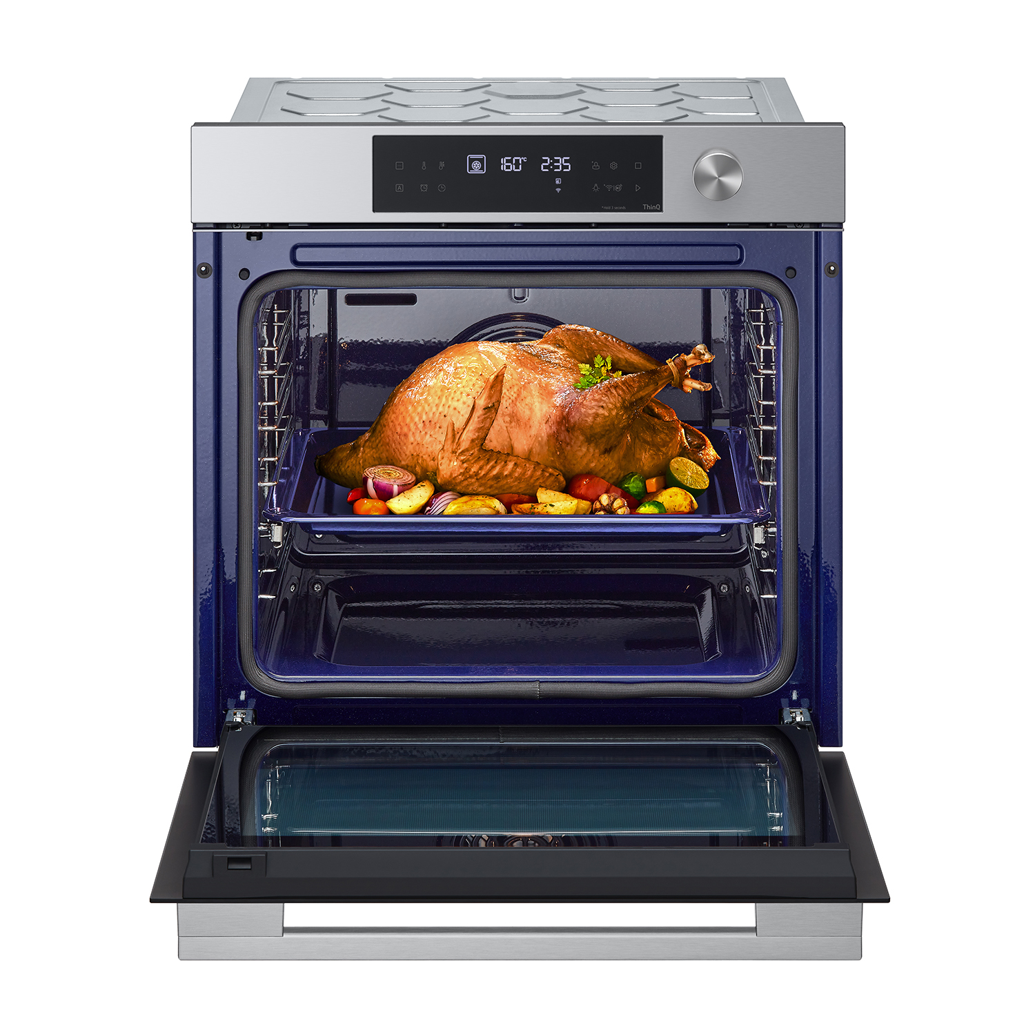 Un forno aperto con un tacchino cotto e verdure all'interno. Display digitale in alto.