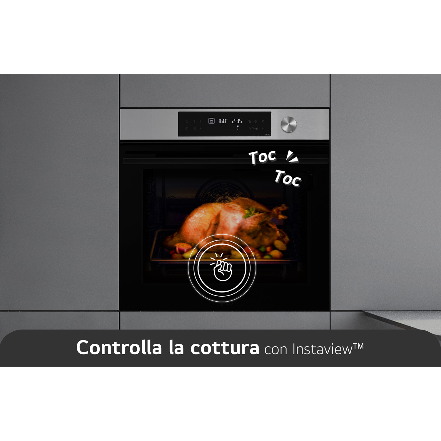 Un forno con un tacchino cotto all'interno, con istruzioni di controllo touch.